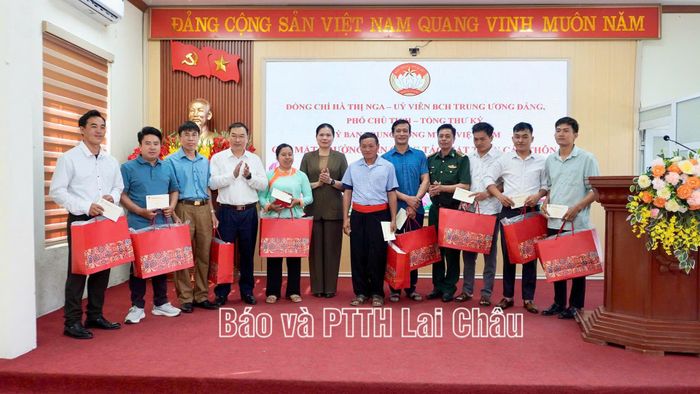 ... trao quà cho trưởng ban CTMT các bản.