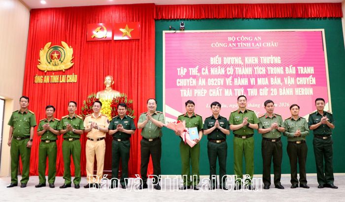 Thiếu tướng Bùi Quyết Toán - Bí thư Đảng ủy, Giám đốc Công an tỉnh trao thưởng cho các tập thể có thành tích trong Chuyên án 0926V.