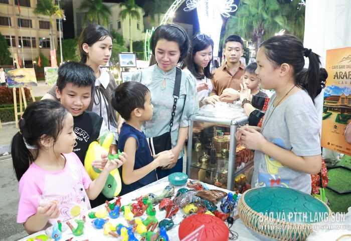 Người dân trải nghiệm các gian trưng bày sản phẩm truyền thống tại Không gian văn hoá đường Hùng vương