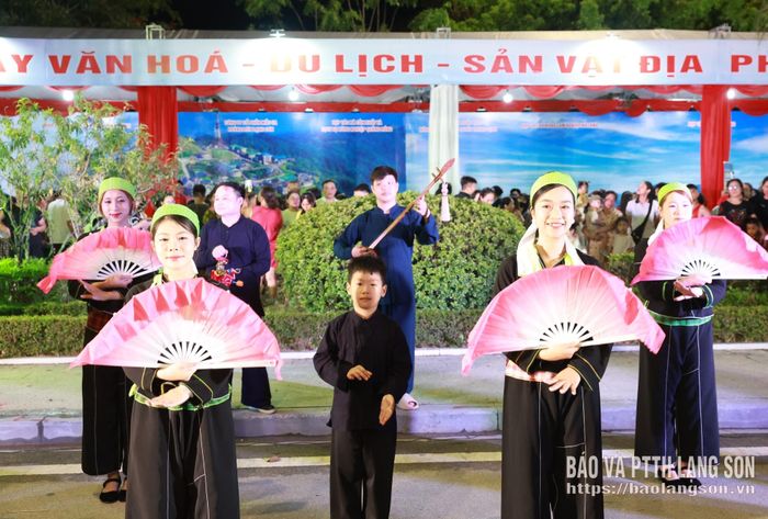 Tiết mục dân ca do các tuyên truyền viên, cộng tác viên Trung tâm Văn hoá tỉnh biểu diễn tại Không gian văn hoá đường Hùng Vương