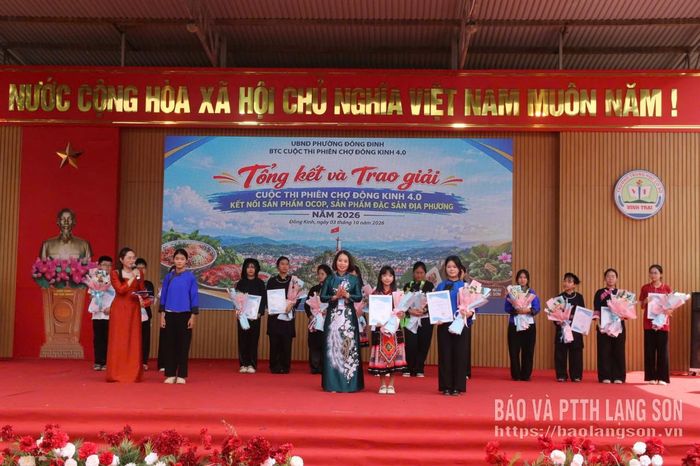 Đại diện Ban Tổ chức trao giải Nhì cho các đội thi
