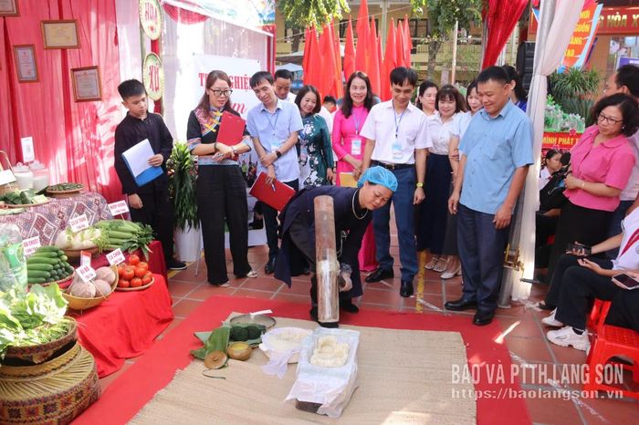 Ban Tổ chức chấm điểm phần thi trưng bày và giới thiệu sản phẩm của đội thi đến từ Trường THCS Mai Pha