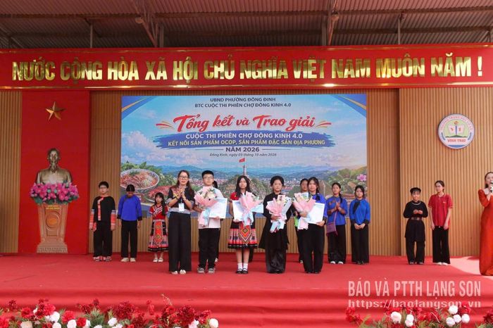 Đại diện Ban Tổ chức trao giải Chuyên đề cho các đội thi