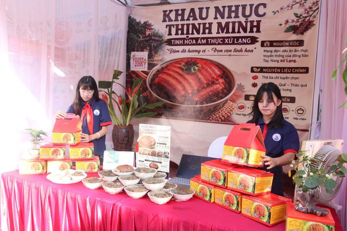 Các đội thi sắp xếp sản phẩm tại gian trưng bày