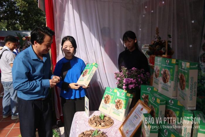 Đại diện các đội thi giới thiệu sản phẩm tới đại biểu tham quan gian hàng