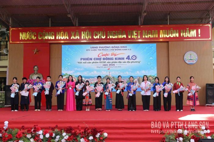 Lãnh đạo UBND phường Đông Kinh tặng hoa cho các đội thi