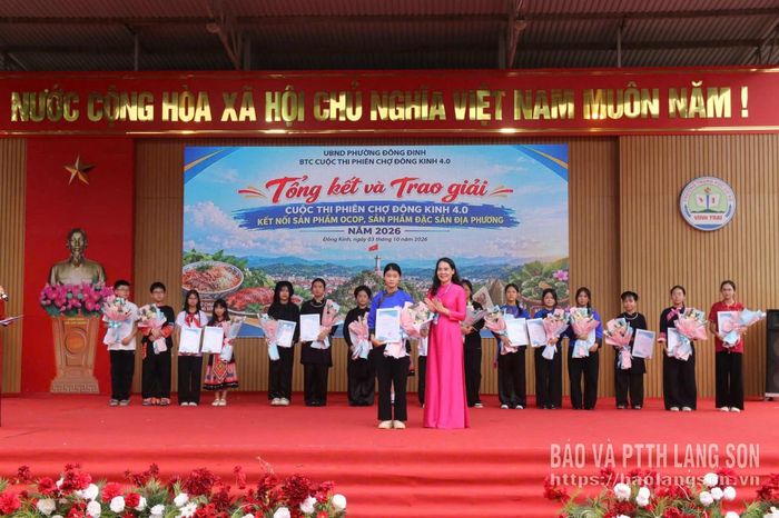 Lãnh đạo UBND phường Đông Kinh trao giải Nhất cho đội thi "Mai Pha kết tinh đất trời", Trường THCS Mai Pha