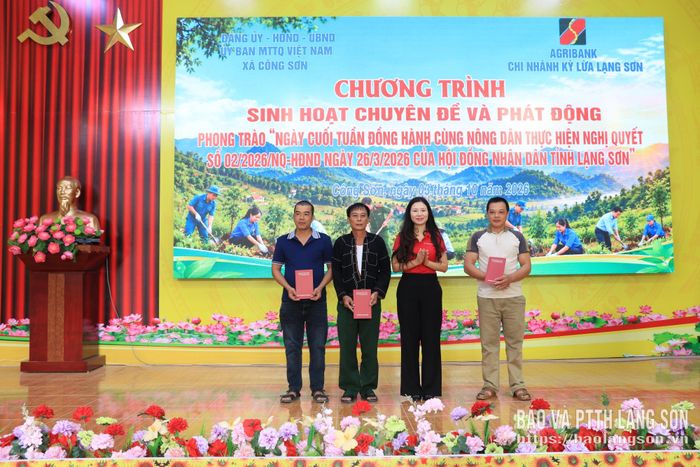 Lãnh đạo Agribank Chi nhánh Kỳ Lừa Lạng Sơn trao kinh phí hỗ trợ các hộ dân mua cây giống, vật tư nông nghiệp
