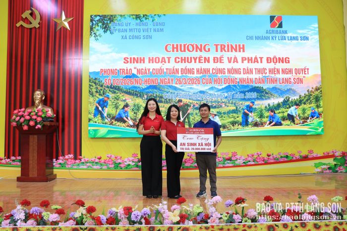 Đại diện Agribank Chi nhánh Lạng Sơn và Agribank Chi nhánh Kỳ Lừa Lạng Sơn trao kinh phí hỗ trợ xã Công Sơn khắc phục hậu quả thiên tai