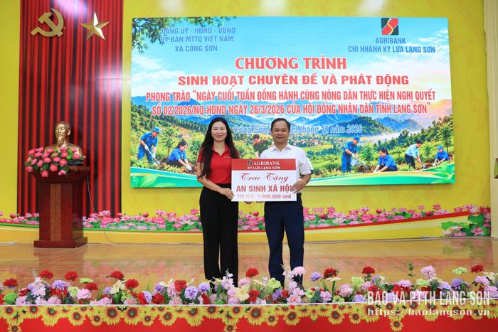Lãnh đạo Agribank Chi nhánh Kỳ Lừa Lạng Sơn trao kinh phí hỗ trợ Trường Phổ thông Dân tộc bán trú Tiểu học và THCS Công Sơn 