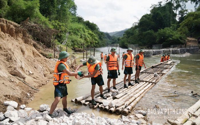 Cán bộ, chiến sĩ Bộ CHQS tỉnh vận chuyển đá lên bè