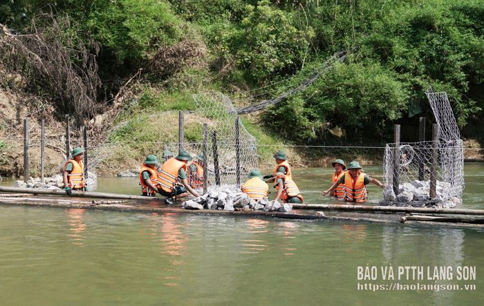 Trụ cầu tạm được làm bằng đá hộc và kết cấu thép