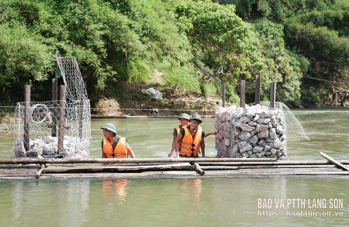 Cán bộ, chiến sĩ Bộ CHQS tỉnh thực hiện gia cố trụ cầu