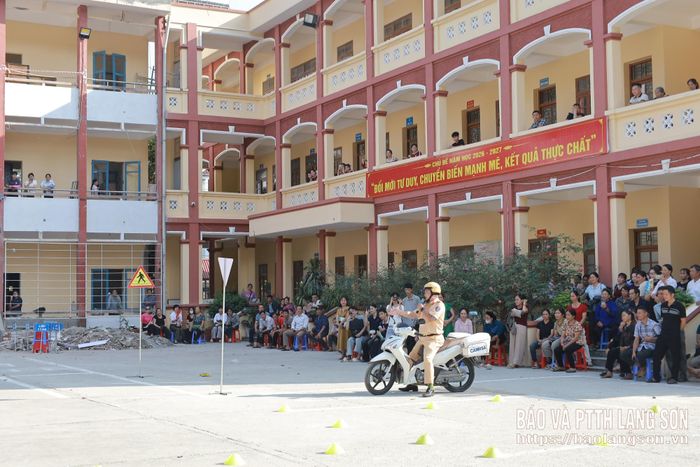 Cán bộ Phòng CSGT hướng dẫn thực hiện các bài lái xe trên sa hình tại buổi lễ