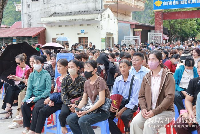 Đông đảo người dân tham gia tại buổi lễ