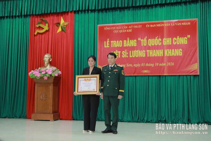 Lãnh đạo Tổng cục Hậu cần - Kỹ thuật đã trao Bằng “Tổ quốc ghi công” cho đại diện gia đình liệt sĩ Lương Thanh Khang