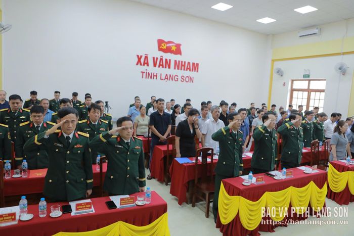 Các đại biểu, người dân và thân nhân mặc niệm tưởng nhớ liệt sĩ