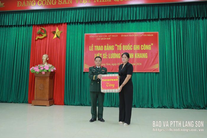 Đại diện Bộ Chỉ huy Quân sự tỉnh tặng quà cho đại diện gia đình liệt sĩ Lương Thanh Khang