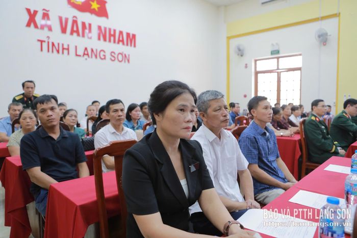 Người dân địa phương và thân nhân liệt sĩ dự buổi lễ