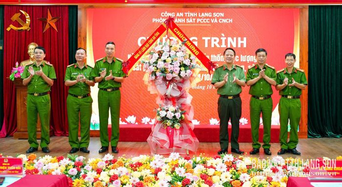 Lãnh đạo Công an tỉnh tặng hoa chúc mừng Phòng Cảnh sát PCCC và CNCH