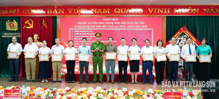 Lãnh đạo Phòng Cảnh sát PCCC và CNCH, Công an tỉnh trao giấy chứng nhận cho các điển hình tiên tiến trong phong trào Toàn dân tham gia PCCC, CNCH năm 2026