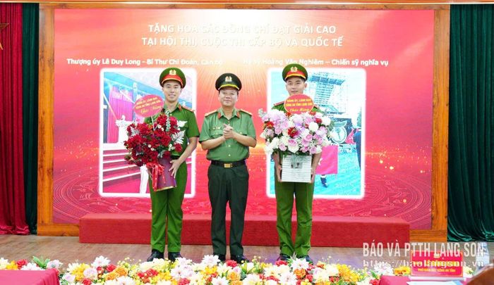 Lãnh đạo Công an tỉnh tặng hoa các cá nhân đạt giải cao tại hội thi, cuộc thi cấp bộ và quốc tế 
