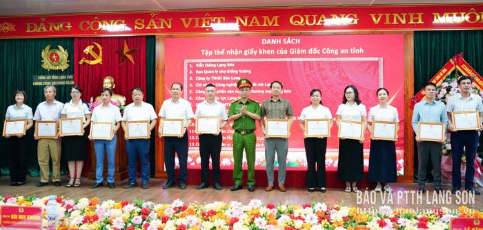 Phó Giám đốc Công an tỉnh trao giấy chứng nhận cho các điển hình tiên tiến trong phong trào Toàn dân tham gia PCCC, CNCH năm 2026