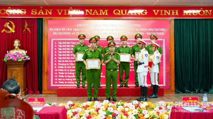 Lãnh đạo Công an tỉnh trao giấy khen cho các cá nhân