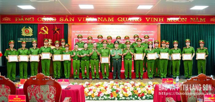 Lãnh đạo Công an tỉnh trao giấy khen cho các cá nhân