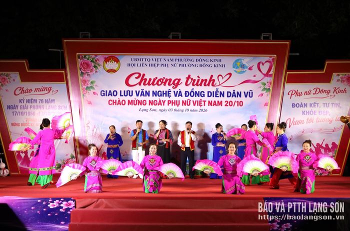 Tiết mục hát múa "Vẻ vang phụ nữ Việt Nam" do tốp ca nam nữ biểu diễn