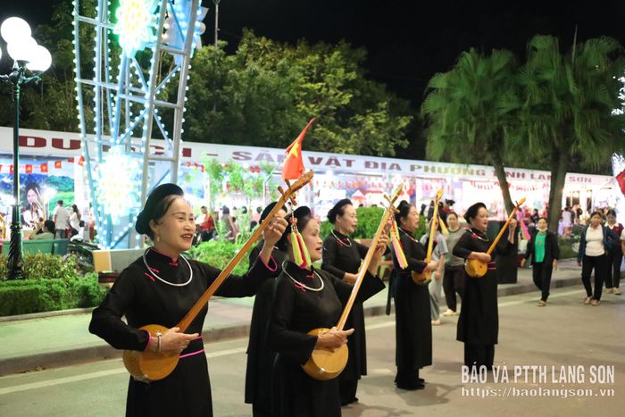Biểu diễn hát then, đàn tính trong Không gian văn hóa đường Hùng Vương