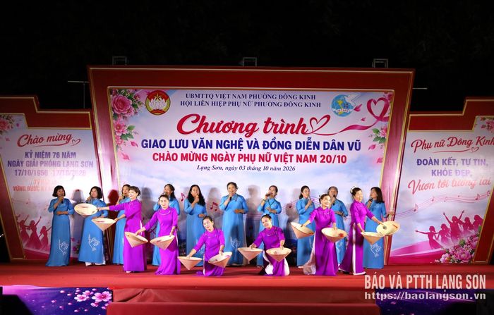 Tiết mục hát múa "Mùa xuân trên quê hương" do phụ nữ phường Đông Kinh biểu diễn