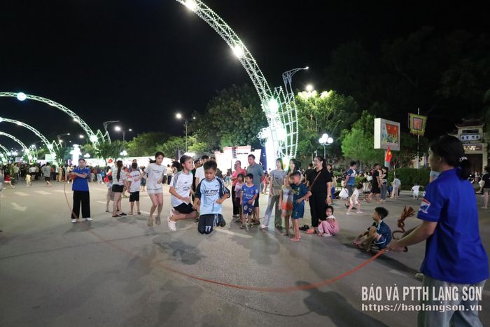 Thiếu nhi tham gia chơi trò chơi tại Không gian văn hóa đường Hùng Vương