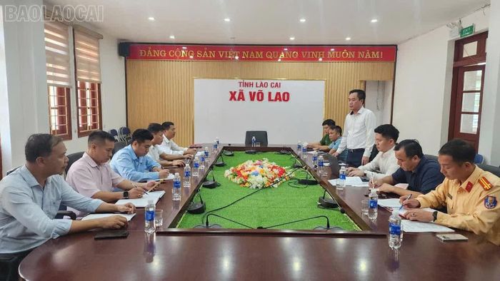 Đại diện Sở Xây dựng, Phòng Cảnh sát giao thông (Công an tỉnh), Ban Quản lý bảo trì đường bộ cùng chính quyền các xã Văn Bàn, Võ Lao và Tằng Loỏng họp bàn phương án đảm bảo an toàn giao thông trên Tỉnh lộ 151.
