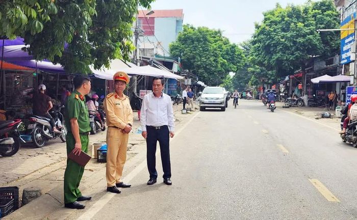 Đại diện Sở Xây dựng, Phòng Cảnh sát giao thông (Công an tỉnh) khảo sát thực tế trên Tỉnh lộ 151, đoạn qua xã Võ Lao.