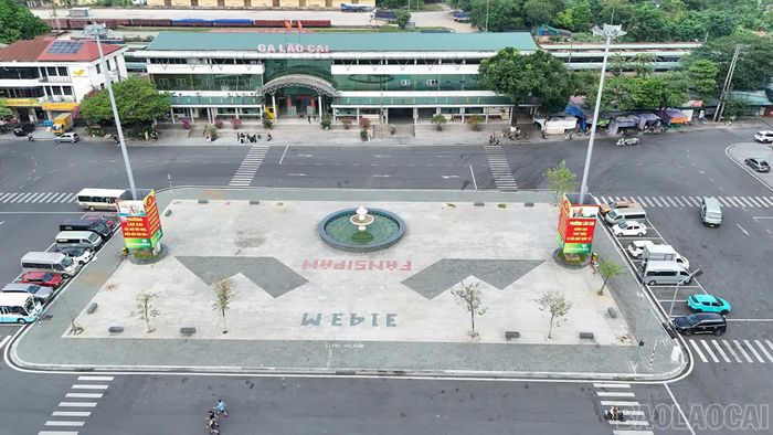 Quảng trường ga Lào Cai khang trang hơn sau khi được đầu tư 12 tỉ đồng cải tạo, nâng cấp.