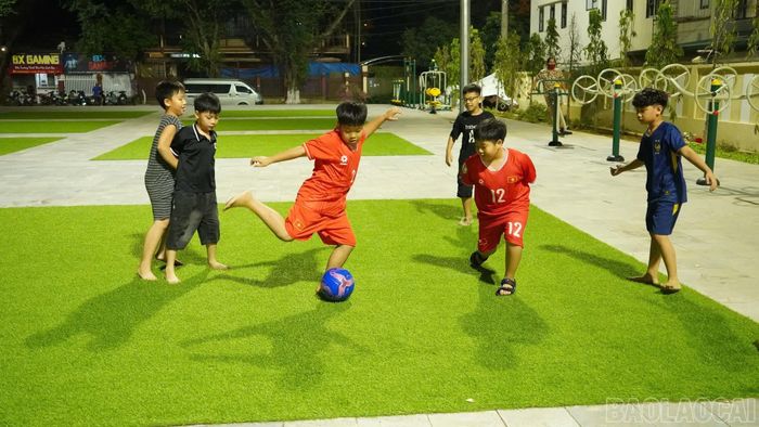 Không gian xanh cùng sân cỏ nhân tạo là nơi học sinh thoải mái vui chơi, luyện tập thể thao.