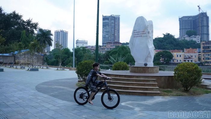 Vỉa hè khu vực Đền Thượng được chỉnh trang, rộng rãi và thoáng đãng hơn trước.