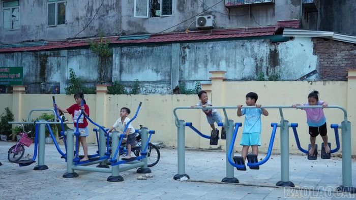 Khu thiết bị thể dục, thể thao ngoài trời được lắp đặt tại tiểu công viên Phố Mới, thuận tiện cho người dân tập luyện.