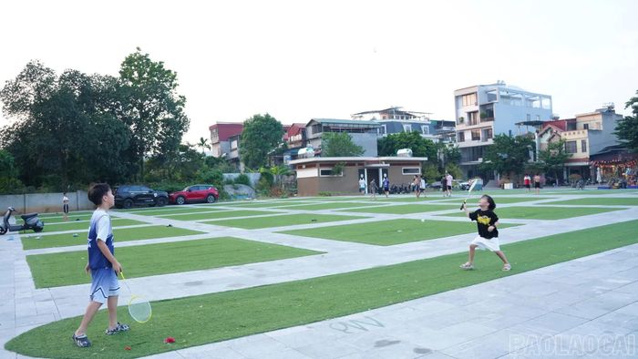 Quảng trường Tráng A Pao là nơi vui chơi, rèn luyện thể thao của các em nhỏ vào mỗi buổi chiều.