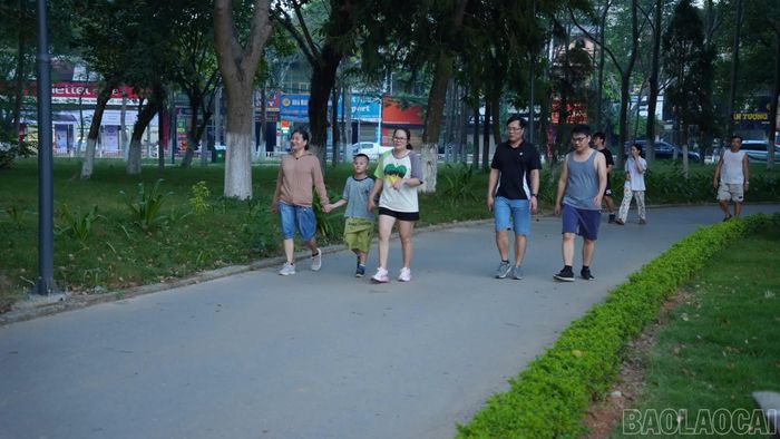 Sáng sớm và chiều tối, các không gian công cộng trở thành nơi gặp gỡ, sinh hoạt cộng đồng của nhiều lứa tuổi. 