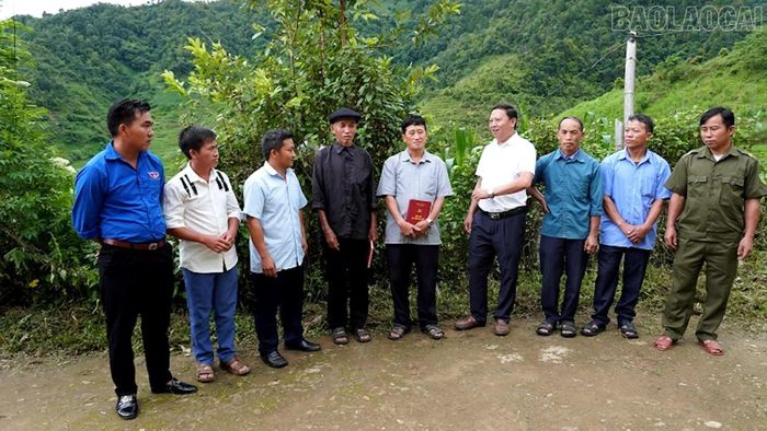 Ông Giàng A Vừ - Bí thư Đảng ủy, Chủ tịch HĐND xã Púng Luông (áo trắng) trao đổi, nắm bắt tâm tư, nguyện vọng của Nhân dân khi triển khai xây dựng xã không ma túy.