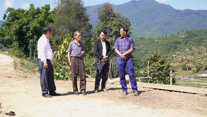 Cán bộ xã Púng Luông tìm hiểu tâm tư, nguyện vọng của người sau cai nghiện để định hướng tạo việc làm, thu nhập ổn định.