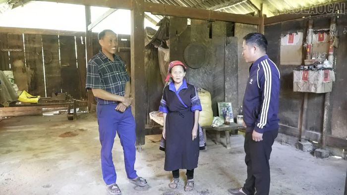 Trưởng thôn Cang Đề Giàng A Tùng ( áo kẻ) đi vận động người già tự cai nghiện.