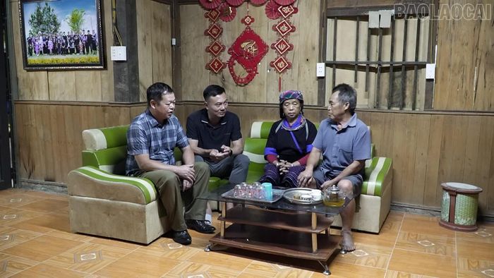Lãnh đạo MTTQ Việt Nam xã Púng Luông cùng tổ công tác của Công an tỉnh vận động người có uy tín tham gia xây dựng dòng họ không ma túy.
