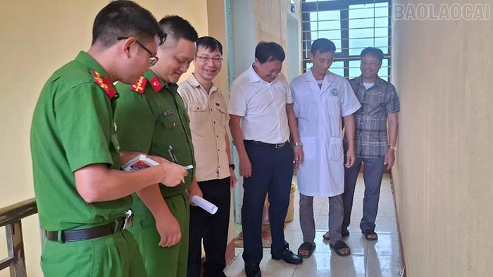 Lãnh đạo xã Púng Luông kiểm tra công tác test ma túy cho đội ngũ cán bộ xã.