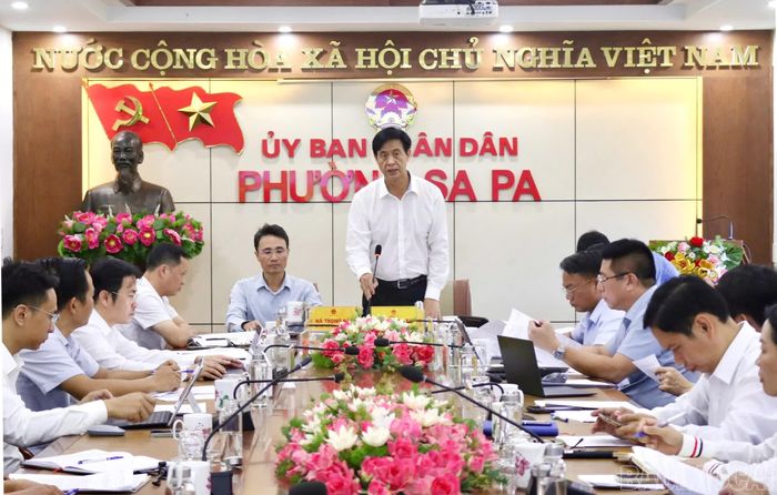Phó Chủ tịch UBND tỉnh Lào Cai Phan Trung Bá phát biểu tại buổi làm việc.