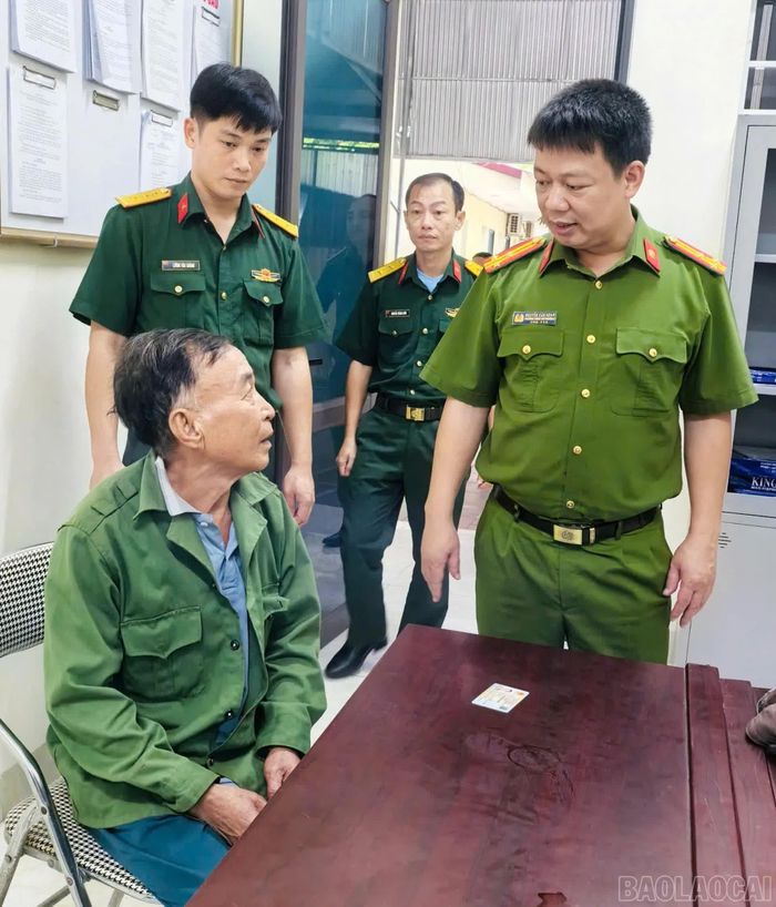 Công an phường Lào Cai phát hiện, bắt giữ Lý Văn Tài khi đối tượng đang lẩn trốn tại tổ dân phố số 45, Bản Phiệt, phường Lào Cai.