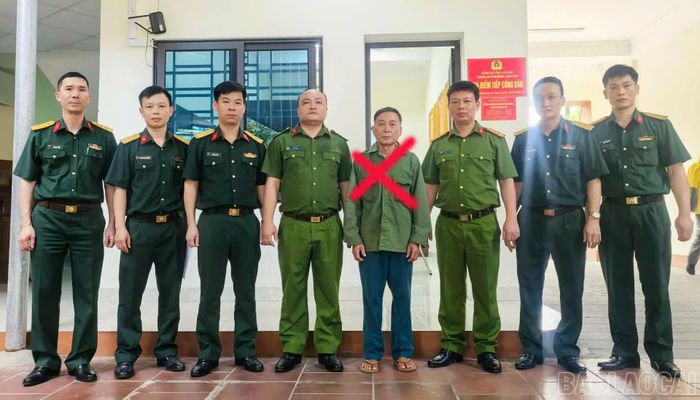 Công an phường Lào Cai đã phối hợp bàn giao đối tượng Lý Văn Tài (gạch chéo) cho Cơ quan An ninh điều tra Quân khu 2 - Bộ Quốc phòng.