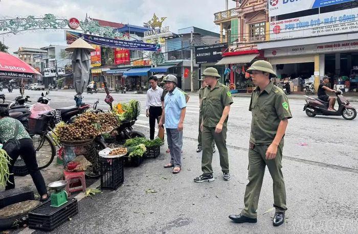 Lực lượng trật tự đô thị nhắc nhở, không để xảy ra tình trạng lấn chiếm vỉa hè.